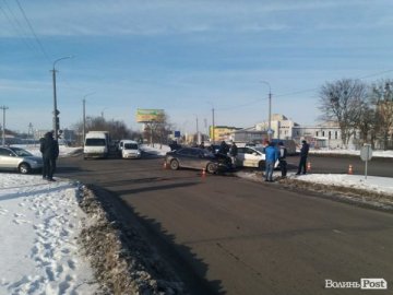 Розтрощені передки: у Луцьку зіткнулися легковик і фургон