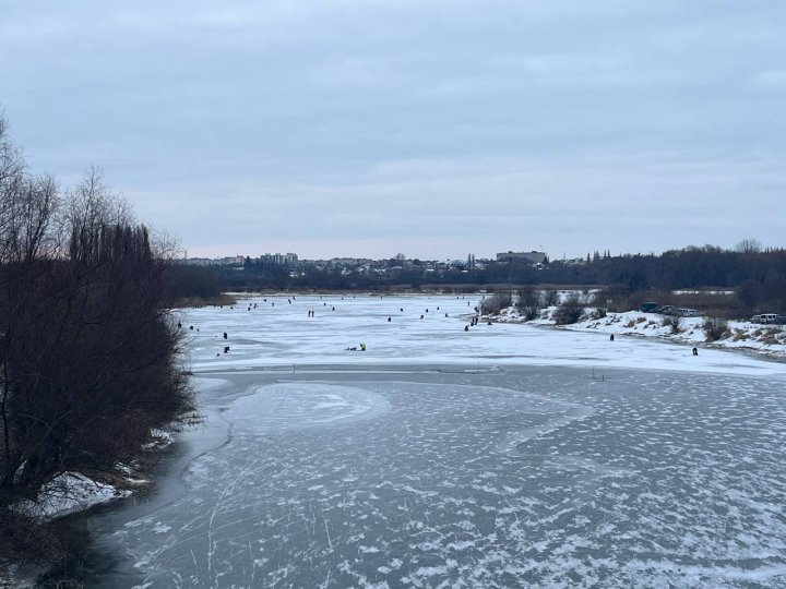 Десятки рибалок вийшли на зимову риболовлю на заплаві Стиру у Луцьку.ФОТО