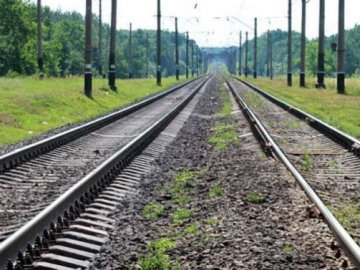 У Луцьку врятували чоловіка, який нерухомо лежав на залізничній колії. ВІДЕО