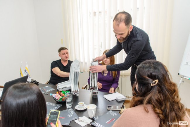 Увага до деталей: як на «Інвесторі» вікна «розбирали». ФОТО