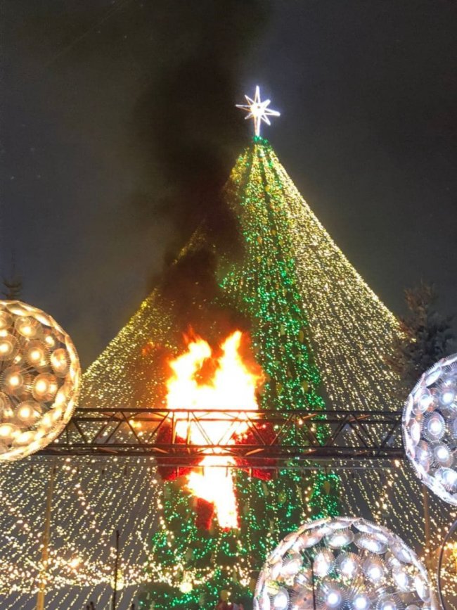 У Києві спалахнула прикраса на головній ялинці країни. ВІДЕО
