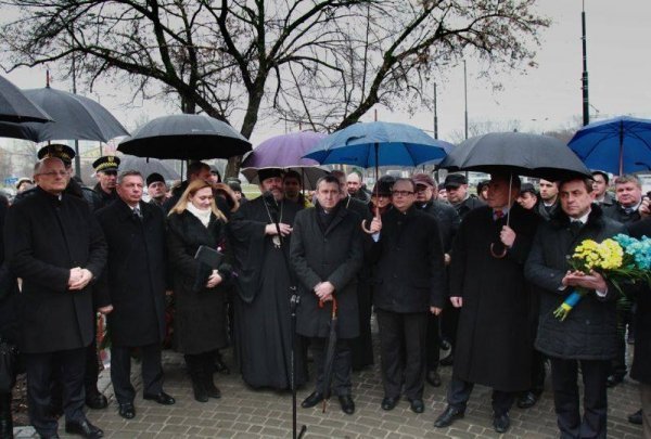 Луцький мер - на відкритті пам’ятника жертвам Голодомору у Любліні. ФОТО