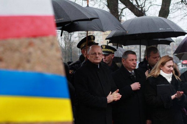 Луцький мер - на відкритті пам’ятника жертвам Голодомору у Любліні. ФОТО