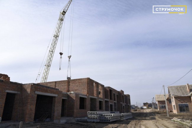 У ЖК «Струмочок» біля Луцька перша секція таунхаусів готова на 40%. ФОТО*