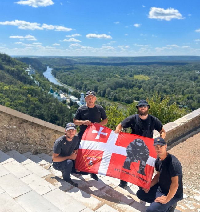 За їхніми плечима  - земля, яку  очищають від боєприпасів: унікальні фото від волинських саперів