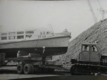 Як на Світязь привезли перший теплохід. РЕТРОФОТО