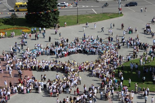 У Луцьку люди в вишиванках утворили карту України. ФОТО