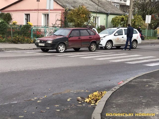 Поблизу луцької гімназії зіткнулися дві автівки