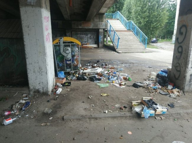 П'ють, шумлять і копаються в смітті: у Луцьку скаржаться на безхатьків під мостом