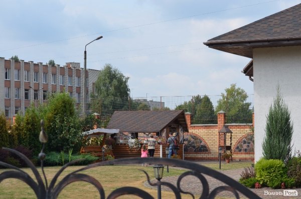 Територія біля будинку екс-заступника луцького мера, депутата Волиньради Святослава Кравчука