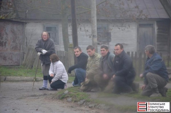 Волиняни навколішки зустріли загиблого у зоні АТО земляка. ФОТО