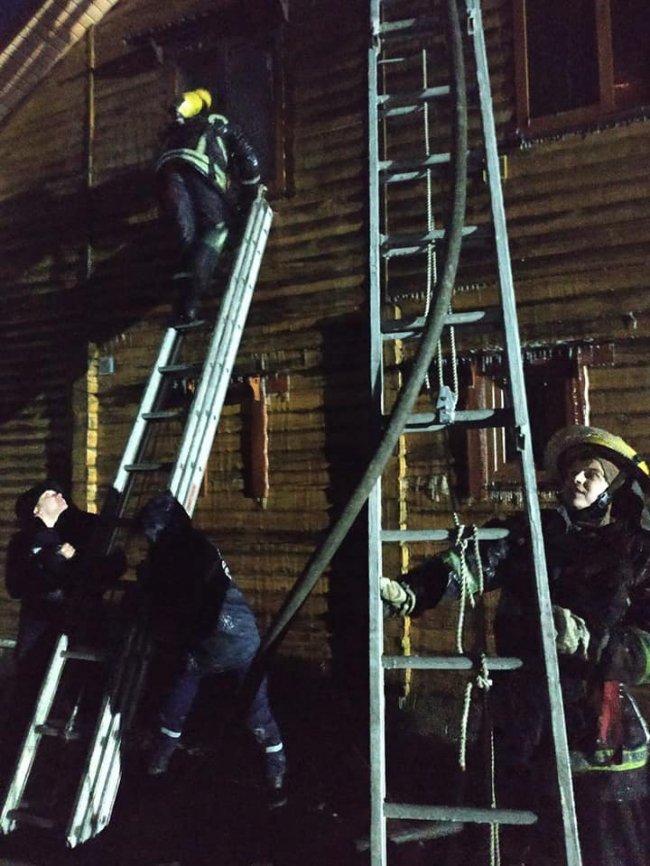 У селі під Луцьком  горів 2-поверховий будинок