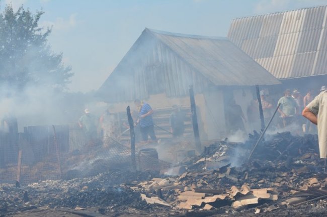Під час пожежі на Волині постраждав рятувальник. ФОТО