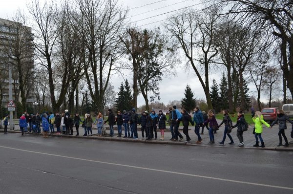 У Луцьку збудували «живий ланцюг» на підтримку євроінтеграції. ФОТО