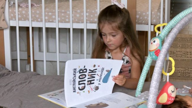 «Ліхтарики в кожній кімнаті»: як сім'я з Луцька адаптувалася до відключень світла