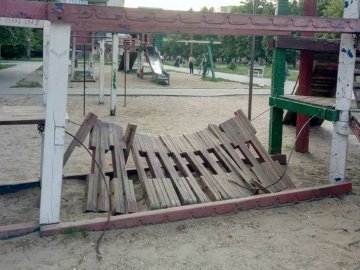 Обережно, майданчик: лучани скаржаться на небезпечні дитячі зони