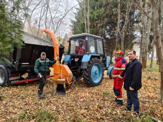 Біля Луцької райлікарні відновлюють парк. ФОТО
