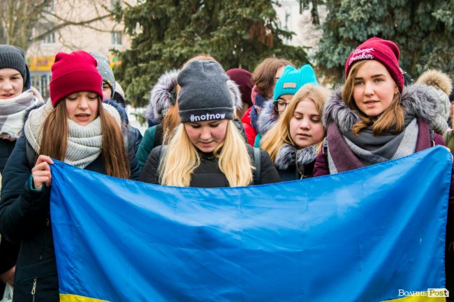 У центрі Луцька молодь влаштувала флешмоб у пам'ять про Крути. ФОТО