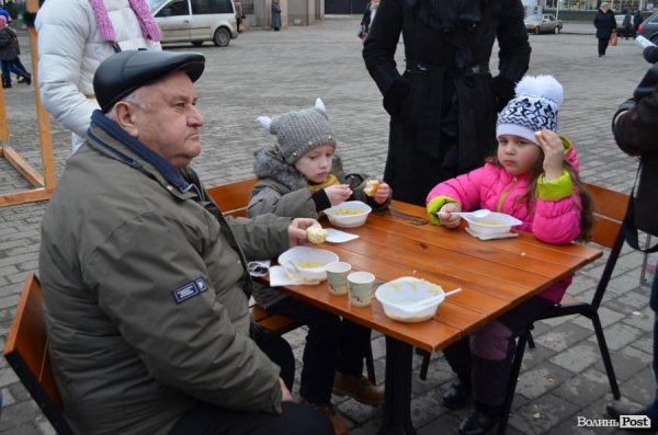 Лучани їли куліш, щоб допомогти волинським військовим. ФОТО