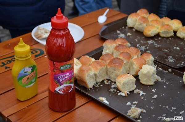 Лучани їли куліш, щоб допомогти волинським військовим. ФОТО