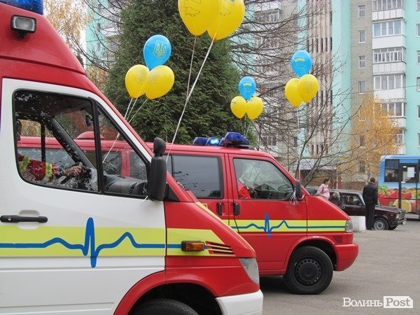 Дитяча поліклініка отримала дві нові «швидкі». ФОТО
