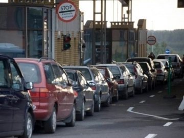 На волинському кордоні з Польщею у черзі стоять тисячі автівок