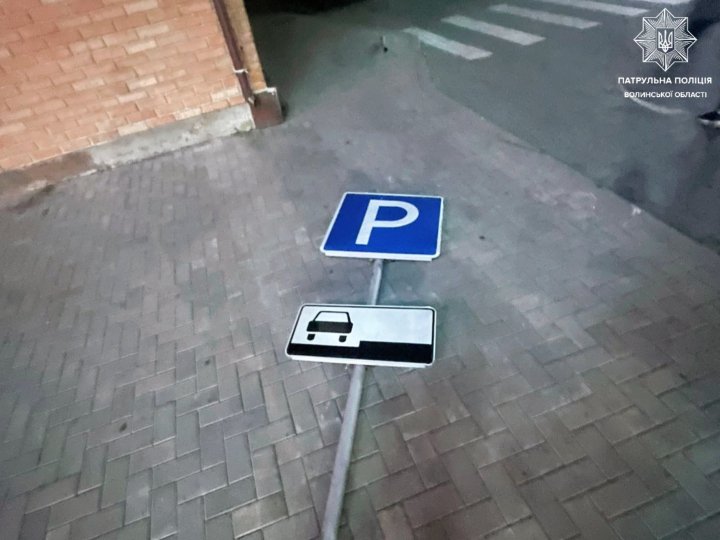 У Луцьку 18-річний п'яний водій врізався у знак, після цього  ще в’їхав у припарковане авто