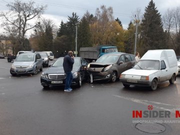 У Луцьку – ДТП: зіткнулись два автомобілі