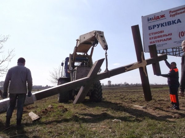 На в'їздах у Луцьк встановили хрести