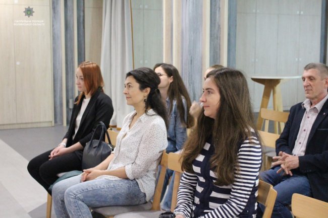 Поради і правила: патрульні розказали лучанкам про основи самозахисту. ФОТО