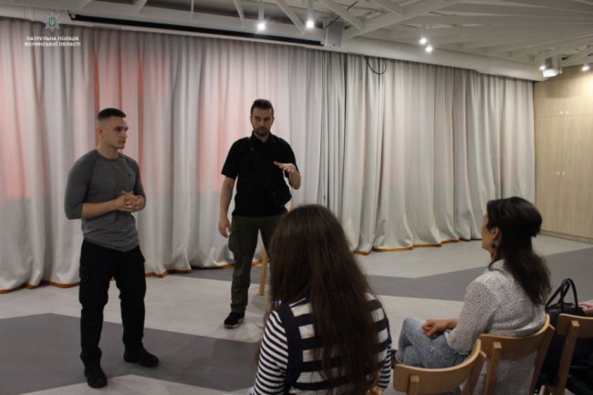 Поради і правила: патрульні розказали лучанкам про основи самозахисту. ФОТО