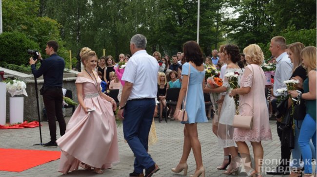 У стилі «кіно»: старовижівські учні оригінально «відгуляли» випускний. ФОТО