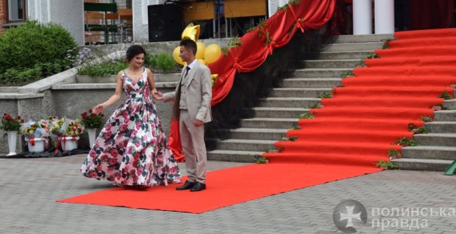 У стилі «кіно»: старовижівські учні оригінально «відгуляли» випускний. ФОТО