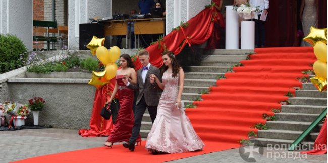 У стилі «кіно»: старовижівські учні оригінально «відгуляли» випускний. ФОТО