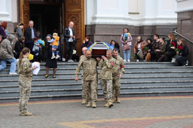 У Луцьку в останню дорогу провели Героя Валерія Васейчука