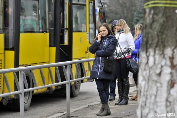 Люди на зупинках. БУДНІ МІСТА