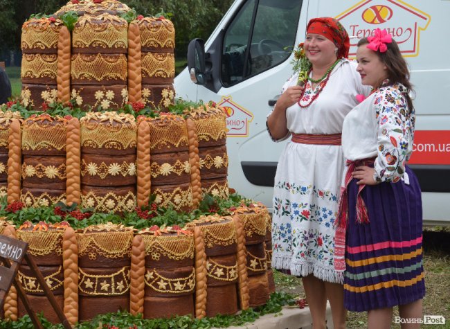 Урожай, частування та співи: у Луцьку святкують «Обжинки»