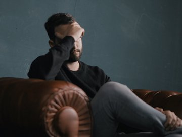 Метеозалежність, панічні атаки і погіршення зору: відомий невролог сказала, хто в групі ризику