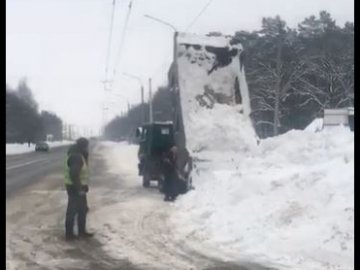 На Волині водій вантажівки звалював сніг просто на дорогу 