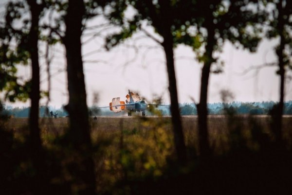 Краса і сила: в мережі з'явились нові фото літаків у небі над Луцьком. ФОТО