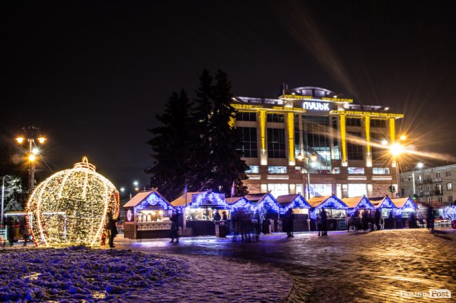 Святкові вогні вечірнього Луцька. ФОТО