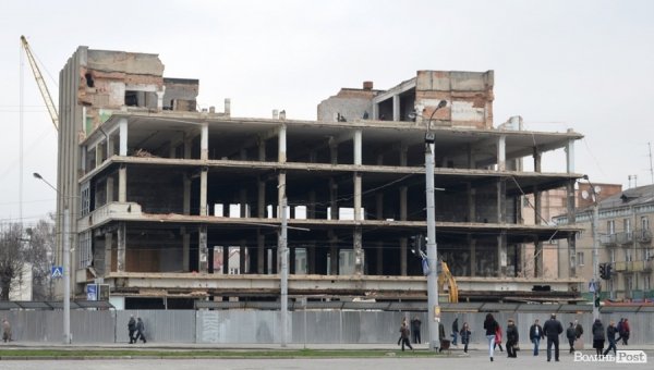 У Луцьку завершують демонтажні роботи у ЦУМі. ФОТО