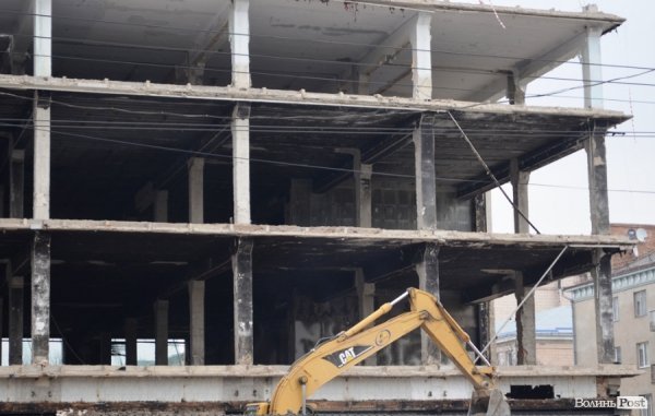 У Луцьку завершують демонтажні роботи у ЦУМі. ФОТО