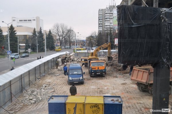 У Луцьку завершують демонтажні роботи у ЦУМі. ФОТО