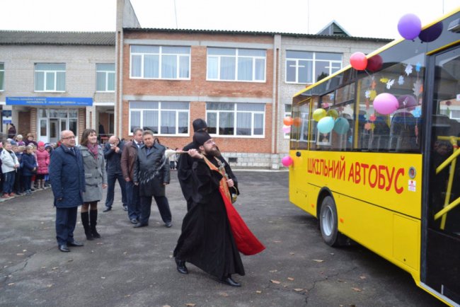 Громада під Луцьком отримала новий шкільний автобус