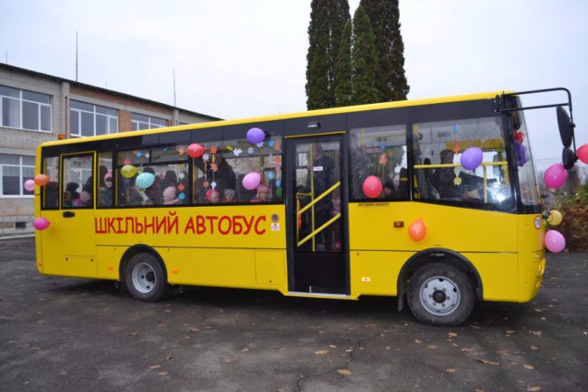 Громада під Луцьком отримала новий шкільний автобус