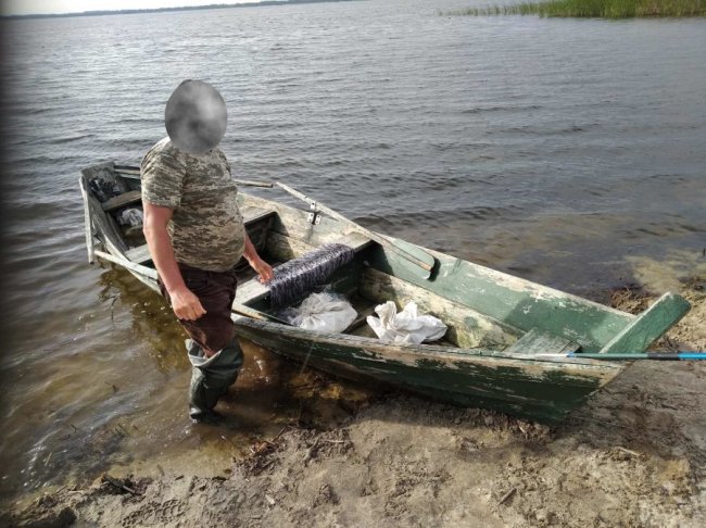 На Шацьких озерах «на гарячому» піймали браконьєрів, які ловили рибу сітками