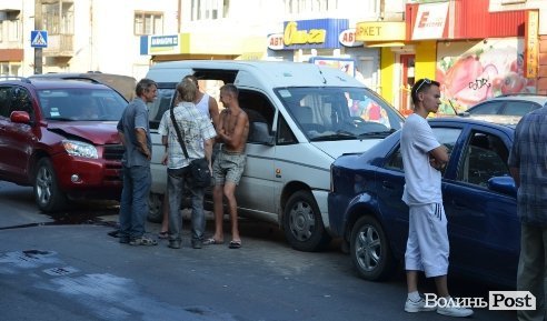 ДТП-«гармошка» у Луцьку: Тойота втаранила відразу три авто. ФОТО