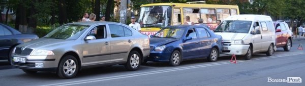 ДТП-«гармошка» у Луцьку: Тойота втаранила відразу три авто. ФОТО