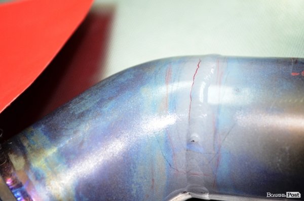 Завдяки спеціальним фарбам та технології видно недоліки деталі, які не можливо помітити неозброєним оком 